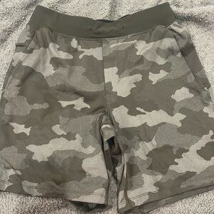 Lululemon Mens Small olive camo shorts. 7”